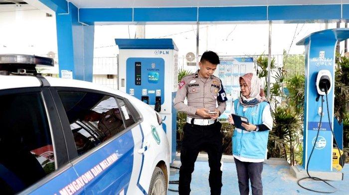 Petugas PLN siaga membantu anggota Kepolisian RI dalam melakukan charging mobil Patwal listrik di SPKLU Gardu Hubung Sementara PLN.