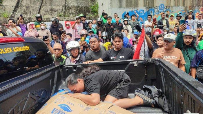 Pihak keluarga menangisi jenazah Wilheim yang akan di bawah ke Rumah Sakit Bhayangkara Manado.