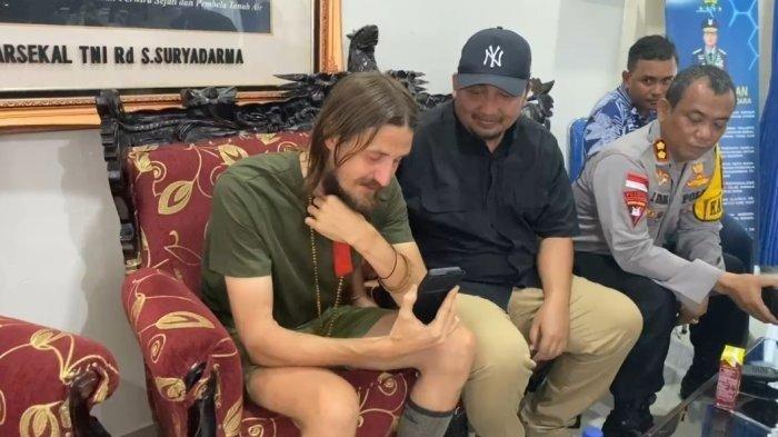 Pilot Susi Air Philip Mark Merthens Akhirnya Bebas dari Penyanderaan KKB Papua Selama 19 Bulan.