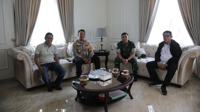 Pj Wali Kota Kotamobagu Bersama Dandim dan Kapolres mengunjungi semua Pasangan Calon Wali Kota dan Wakil Wali Kota