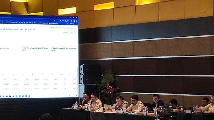 Pimpinan Bawaslu Sulut, Donny Rumagit berbicara dalam Pleno Rekapitulasi Hasil Pemilu 2024 tingkat provinsi di Novotel Manado, Sabtu (9/3/2024).