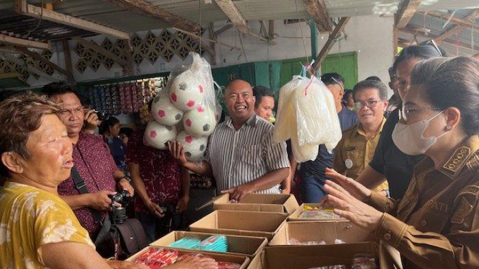 Pj Bupati Sangihe, Rinny Tamuntuan, saat memantau harga bahan pokok dan berbincang dengan pedagang di Pasar Petta, Kecamatan Tabut, Sangihe, Sulawesi Utara, Selasa (7/2/2023).