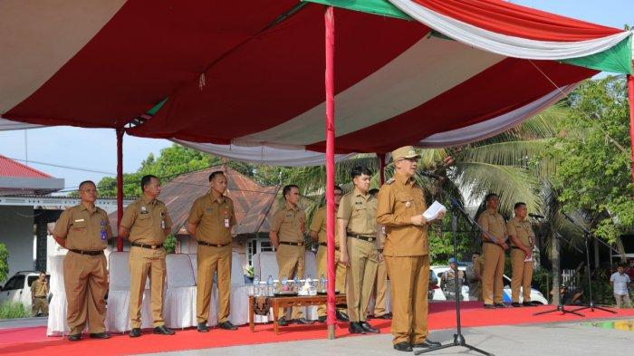 Pj Wali Kota Kotamobagu Asripan Nani tegaskan akan pelayanan kepada masyarakat dalam Apel Kerja Perdana, di lapangan olahraga Molinow, Kotamobagu Barat, Kotamobagu, Senin (2/10/2023).