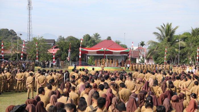 Pj Wali Kota Kotamobagu Asripan Nani tegaskan akan pelayanan kepada masyarakat dalam Apel Kerja Perdana, di lapangan olahraga Molinow, Kotamobagu Barat, Kotamobagu, Senin (2/10/2023).