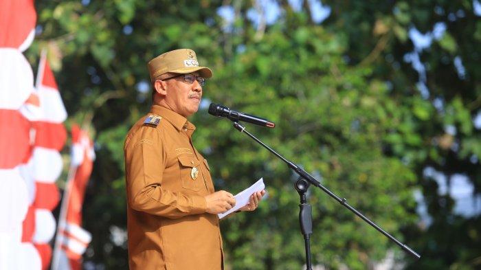 Pj Wali Kota Kotamobagu Asripan Nani tegaskan akan pelayanan kepada masyarakat dalam Apel Kerja Perdana, di lapangan olahraga Molinow, Kotamobagu Barat, Kotamobagu, Senin (2/10/2023).
