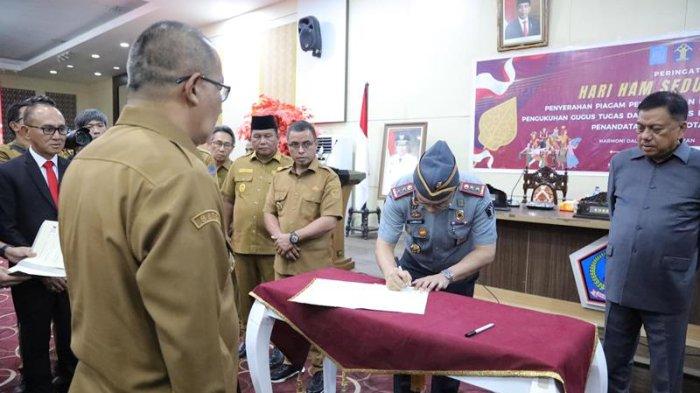 Pj Wali Kota Kotamobagu Dr Drs Hi Asripan Nani M.Si terima penghargaan Kota Peduli HAM Tahun 2023 dari Kemenkumham. Penghargaan diserahkan oleh Gubernur Sulawesi Utara Olly Dondokambey, di Kantor Gubernur Sulawesi Utara, Senin (11/12/2023).