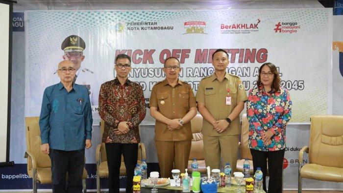 Pj Wali Kota Kotamobagu membuka kegiatan Kick Off Meeting Penyusunan Rancangan Awal Rencana Pembangunan Jangka Panjang Daerah (RPJPD) Kota Kotamobagu Tahun 2025 – 2045, di Aula Kantor Bappelitbangda Kotamobagu, Selasa (3/10/2023).