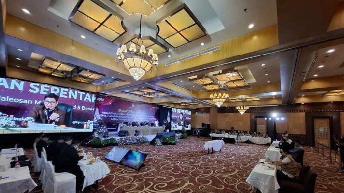 Pleno Rekapitulasi Hasil Perolehan Perhitungan Suara Pilgub Sulut 2024 oleh KPU Sulut di Swiss Belhotel Maleosan Manado.
