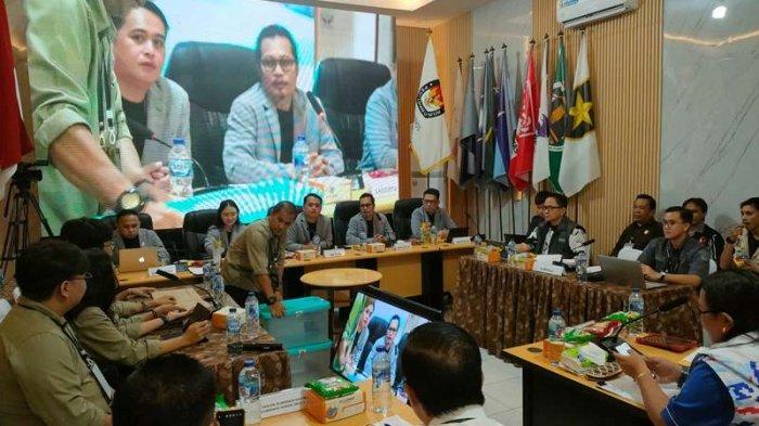 Potret kegiatan pleno rekapituasi perhitungan suara Pilwako Manado oleh KPU Manado, Minggu (1/12/2024).