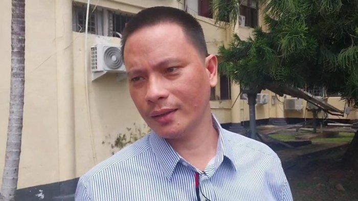 DIPERIKSA: Plt Kepala Biro Admnistrasi Pimpinan (AdPim) Sekdaprov Christian Iroth usai diperiksa, Kamis (15/5/2025). 