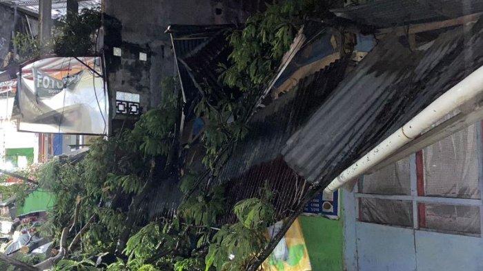 Pohon besar tumbang menimpa satu warung makan di Jalan Kampus Barat, belakang Fakultas Teknik Unsrat, Kota Manado, Sulawesi Utara pada Rabu (13/12/2023) malam.