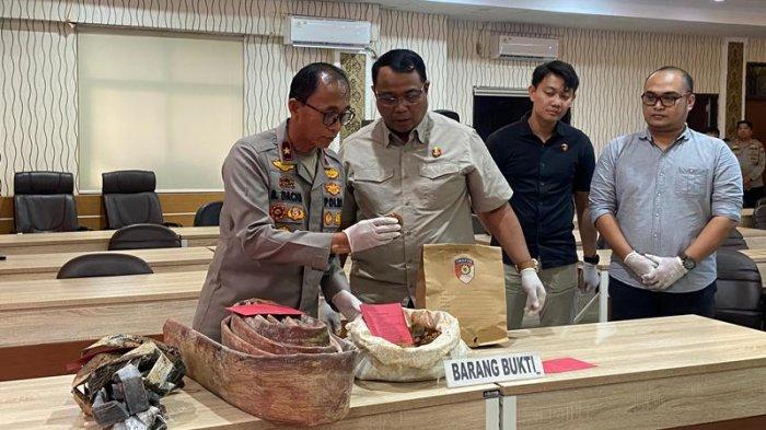Polda Sulawesi Utara melaksanakan press conference peristiwa meninggalnya seorang warga Desa Basaan Kecamatan Ratatotok yang diduga jadi korban penembakan oknum anggota Brimob, Selasa (11/3/2025)