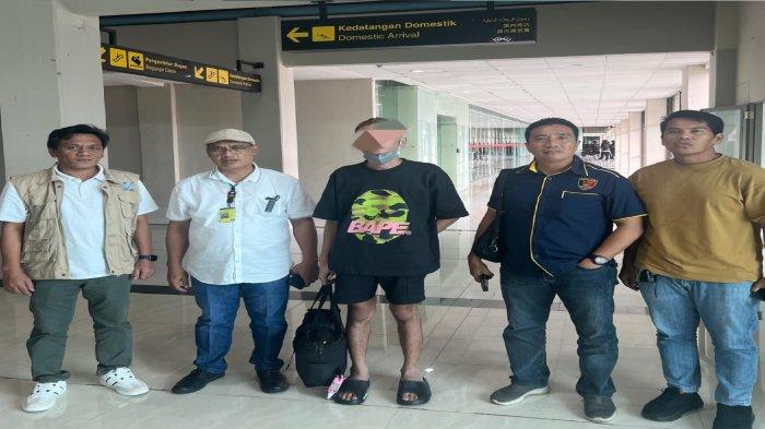 DIAMANKAN: Jajaran Kepolisian Sektor Kawasan Bandara Sam Ratulangi Manado, Sulawesi Utara (Sulut) mengamankan seorang Warga Negara Indonesia (WNI) berinisial Oz, yang baru saja tiba di Bandara Internasional Sam Ratulangi, Jumat (30/5/2025) sore. Oz merupakan warga Dumoga Tenggara, Kabupaten Bolaang Mongondow, Sulut.