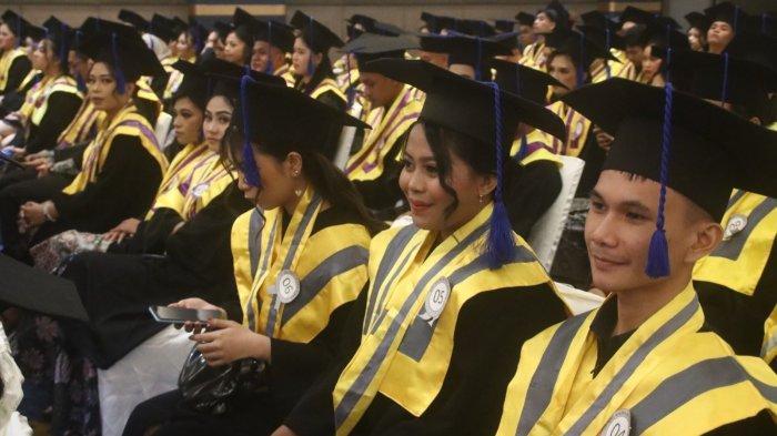 Politeknik Negeri Manado (Polimdo)menggelar wisuda Program Sarjana Terapan dan Diploma III di Hotel Sentra Manado, Kamis (29/4/2024).