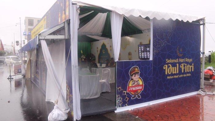 Pos Terpadu Lebaran di depan Megamas, Jalan Pierre Tendean Boulevard, Manado, Sulawesi Utara, Minggu (7/4/2024).