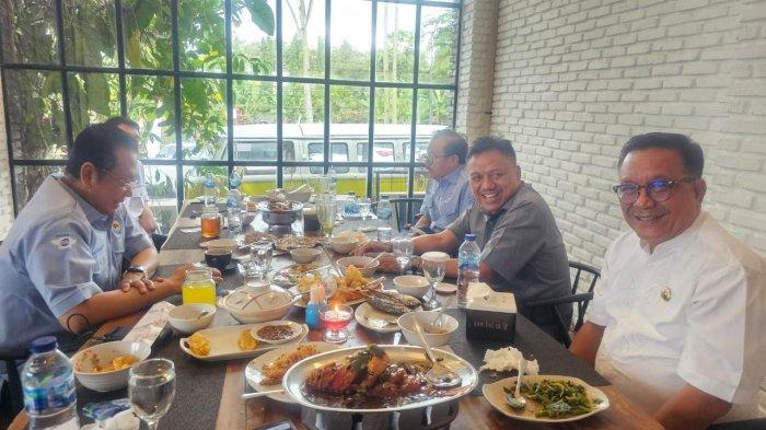 Potret Wakil Ketua Umum Partai Golkar, yang juga Ketua Majelis Permusyawaratan Rakyat (MPR) Bambang Soesatyo semeja makan dengan Bendahara Umum DPP PDI Perjuangan Olly Dondokambey serta Walikota Bitung Maurits Mantiri dan Anggota DPR RI terpilih Rio Dondokambey.