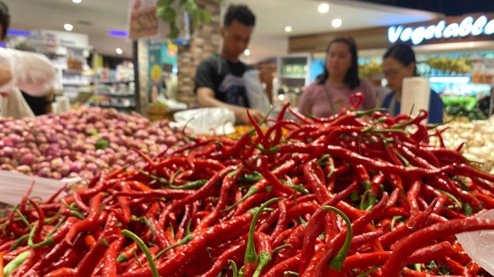 Cabe rawit di Pasar Swalayan Manado Sulawesi Utara, Kamis (27/6/2024).