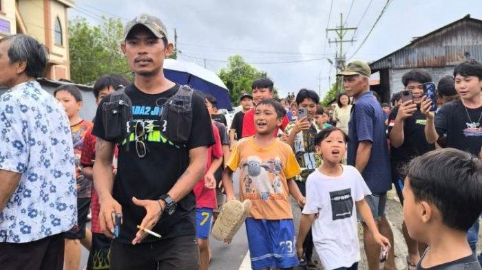 Daeng Anpes Makin dekat ke Garis Finish, Ratusan Warga Ikut Mengawal Saat  Melintasi Minsel <a href='https://manado.tribunnews.com/tag/sulut' title='Sulut'>Sulut</a> - Tribunmanado.co.id
