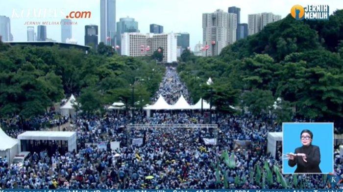 Suasana kampanye Prabowo-Gibran di Stadion GBK, Senayan, Jakarta Pusat, Sabtu (10/2/2024). Massa pendukung hingga artis hadir. Potret Di halaman luar SUGBK yang juga dipadati massa pendukung Prabowo-Gibran yang tak mendapat tempat di dalam stadion.