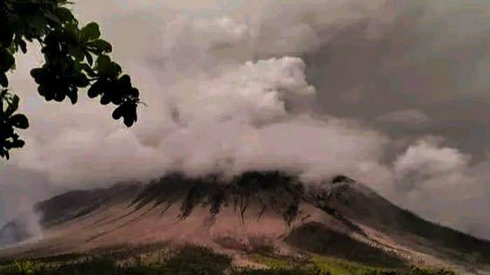 Potret Gunung Ruang di Tagulandang, Sitaro, Sulawesi Utara.