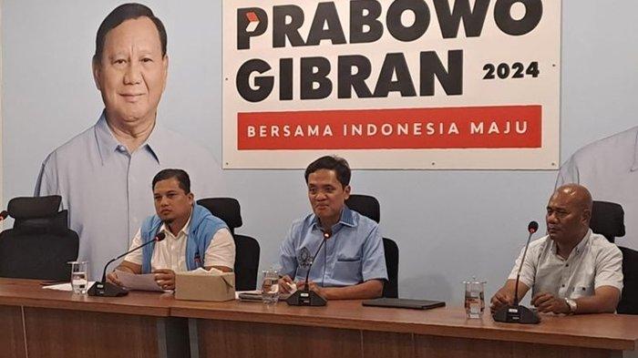 Potret Habiburokhman bersama jajaran TKN Prabowo-Gibran saat jumpa pers di Medcen TKN Prabowo-Gibran, Jakarta Selatan.