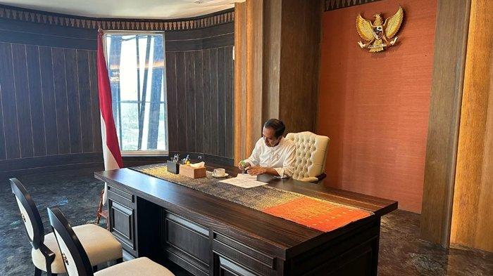 Potret Jokowi sedang bekerja di ruang kerja Presiden di Istana Garuda, IKN. Foto Twitter Resmi @Jokowi