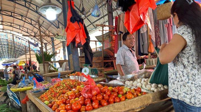 Potret Pasar Karombasan Manado Sulawesi Utara, Senin (24/6/2024)