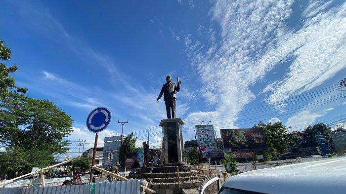 Potret Patung Dr Gerungan Samuel Saul Jacob Ratulangi yang Baru, Pahlawan Sulut Pegang Buku
