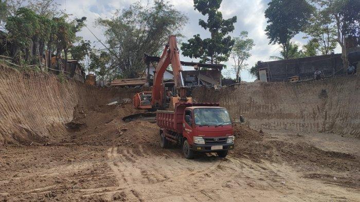 Potret Pemadaman Api di TPA Sumompo Manado yang Menggunakan Tanah ...