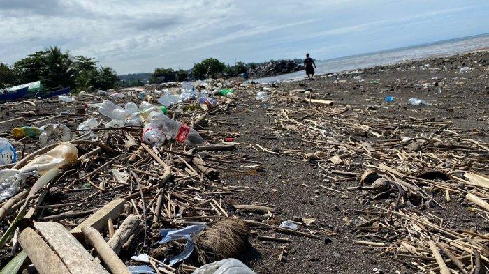 Potret Sampah di Area Pantai Malalayang Kota Manado Sulawesi Utara