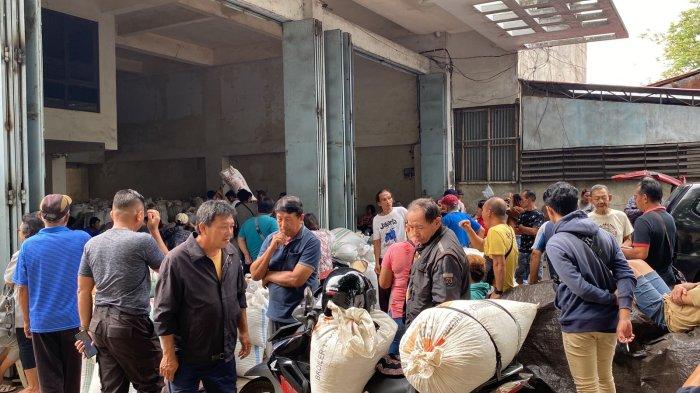 Potret Warga Padati Gudang Cengkih di Wanea Manado, Sulawesi Utara, Kamis (18/7/2024)