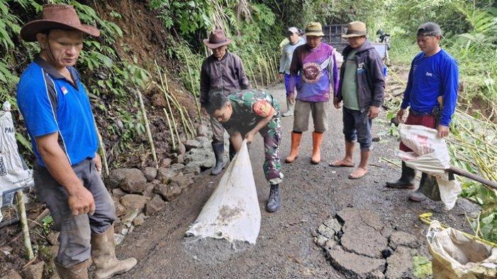 KERJA BAKTI - Potret Warga inisiatif lakukan gotong royong perbaiki jalan akses Sinsingon - Kotamobagu yang mengalami longsor, Senin (10/3/2025). Personel TNI Babinsa Desa Sinsingon Bersatu menaburkan semen di bagian jalan yang ditambal di lokasi longsor.