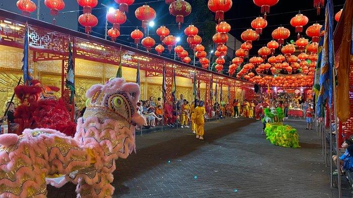 Potret atraksi Barongsai di Klenteng Kwan Kong Manado, Sulawesi Utara, Selasa (11/2/2025).