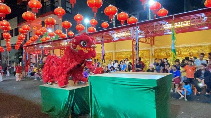 Potret atraksi Barongsai di Klenteng Kwan Kong Manado, Sulawesi Utara, Selasa (11/2/2025).