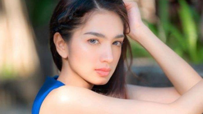 Potret cantik Angel Karamoy saat kenakan baju renang superketat.