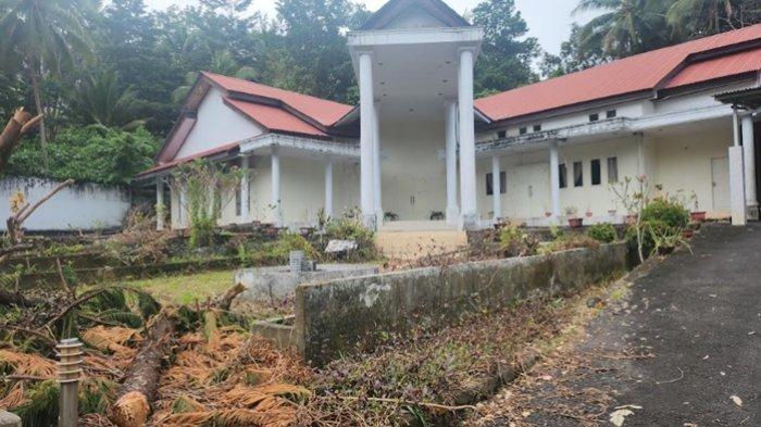 RUMAH DINAS - Potret dari depan rudis Wakil Bupati, Kabupaten Kepulauan Sitaro, Sulawesi Utara yang tampak rusak dan tak nyaman untuk ditinggali. Foto diambil pada Kamis (6/3/2025) oleh Eduard J Tahulending, Wartawan Tribun Manado.