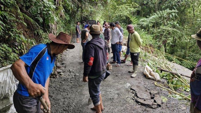GOTONG ROYONG - Potret giat gotong royong Warga Desa Sinsingon Bersatu saat perbaiki bagian jalan yang longsor. Kerja bakti dilaksanakan pada Senin (10/3/2025).