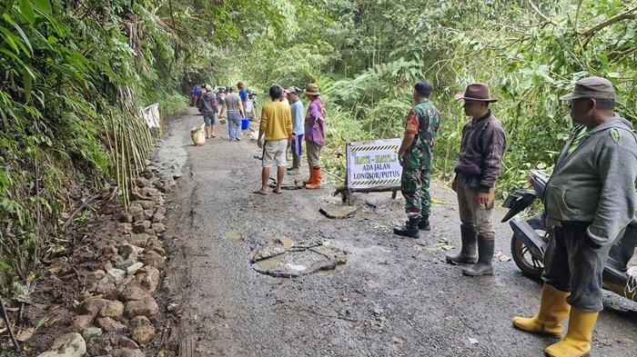 GOTONG ROYONG - Potret giat gotong royong Warga Desa Sinsingon Bersatu saat perbaiki bagian jalan yang longsor. Kerja bakti dilaksanakan pada Senin (10/3/2025).