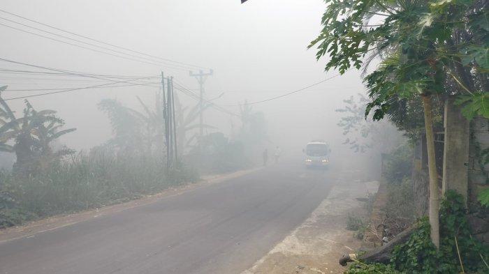 Potret jalan raya Wori yang tertutup asap tebal.