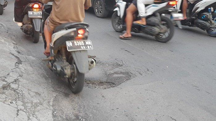 JALAN RUSAK: Potret lubang di jalan Martadinata seputaran Patung Kuda Paal Dua, Manado, Sulawesi Utara (Sulut), Rabu 28 Mei 2025.
