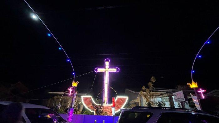 FESTIVAL LAMPION - Potret ornamen Lampion dan Salib Yesus di lokasi Festival Lampion Paskah 2025 Jemaat GMIM Bethesda Tumaratas di Desa Tumaratas, Langowan Barat, Minahasa, Sulawesi Utara, Sabtu (26/4/2025) malam.