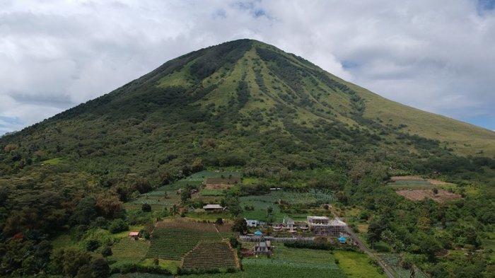 Potret terbaru Gunung Lokon Tomohon Sulawesi Utara, Jumat (8/12/2023).
