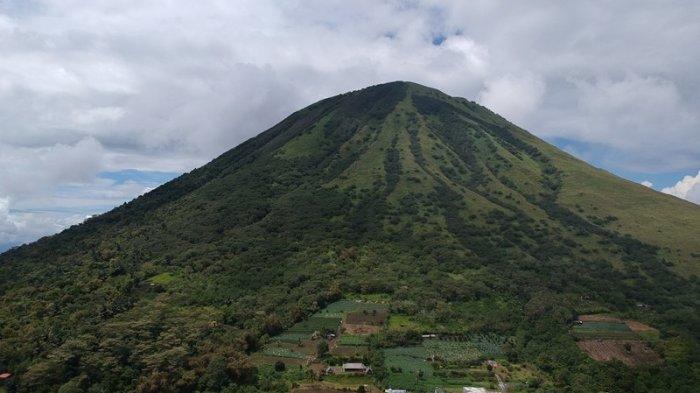 Potret terbaru Gunung Lokon Tomohon Sulawesi Utara, Jumat (8/12/2023).