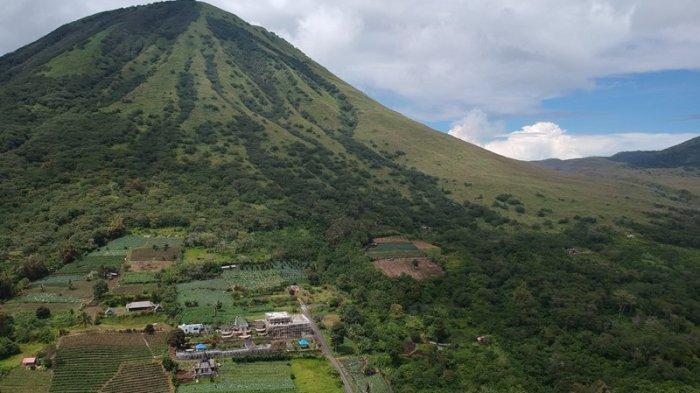 Potret terbaru Gunung Lokon Tomohon Sulawesi Utara, Jumat (8/12/2023).