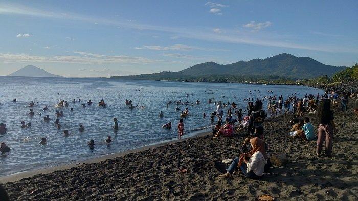 Wisatawan ramai berkunjung ke Pantai Karang Ria di Kelurahan Bitung Karangria, Kecamatan Tuminting, Kota Manado, Sulawesi Utara, Minggu (27/8/2023).