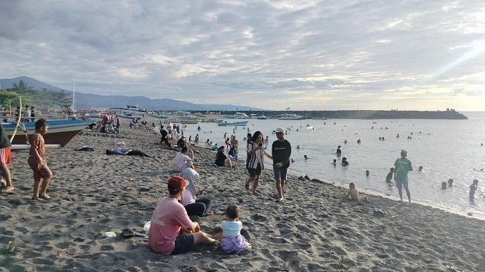 Wisatawan ramai berkunjung ke Pantai Karang Ria di Kelurahan Bitung Karangria, Kecamatan Tuminting, Kota Manado, Sulawesi Utara, Minggu (27/8/2023).