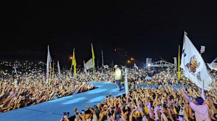 Prabowo Subianto berbicara di hadapan ribuan pendukung di Lapangan KONI Sario Manado, Senin (5/2/2024) malam.