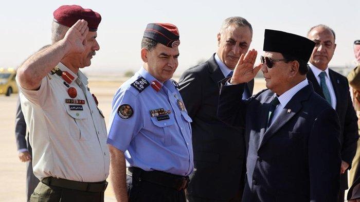Prabowo Subianto disambut oleh para pejabat saat tiba di Jordania pada Senin (10/6/2024).