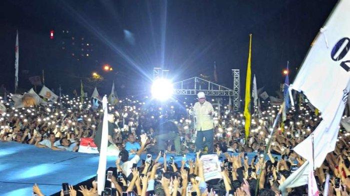 Prabowo Subianto menyapa ribuan pendukung di Lapangan GOR RW Mongisidi Manado, Sulawesi Utara, Senin (5/2/2024).