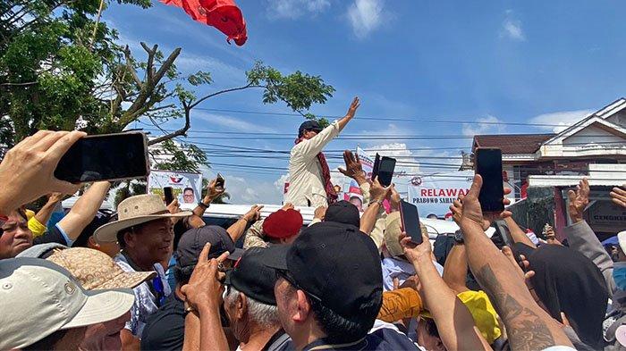 Prabowo Subianto tiba di Langowan Minahasa Sulawesi Utara, Senin 5 Februari 2024.